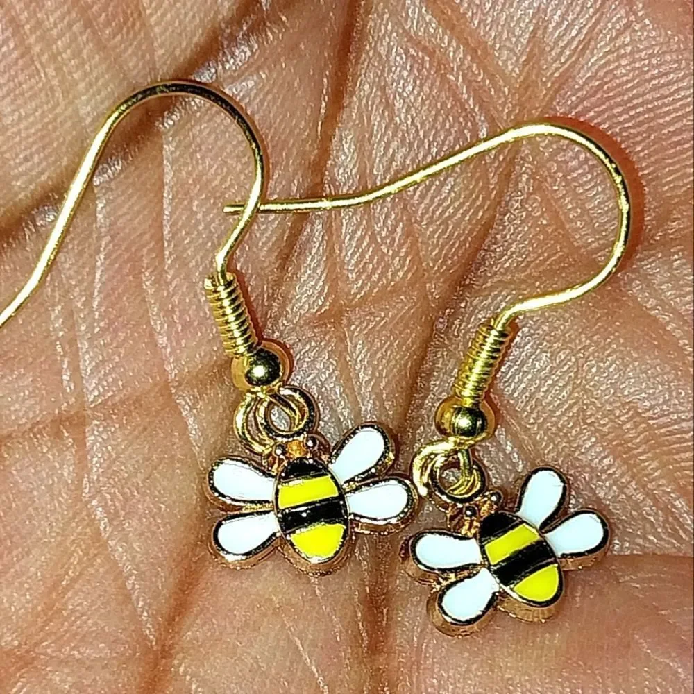 Super cute mini bumble bee earrings for kids and women - Picture 5 of 5